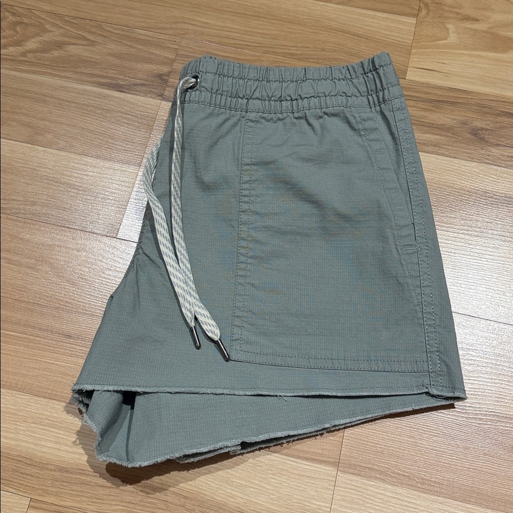 Vuori Sage Green Women's Cargo Shorts - Picture 5 of 6